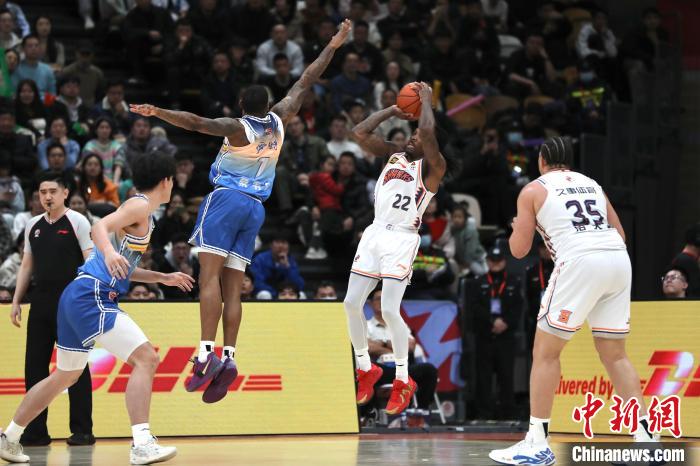 在西安举行的首届CBA俱乐部杯决赛，上海男篮以