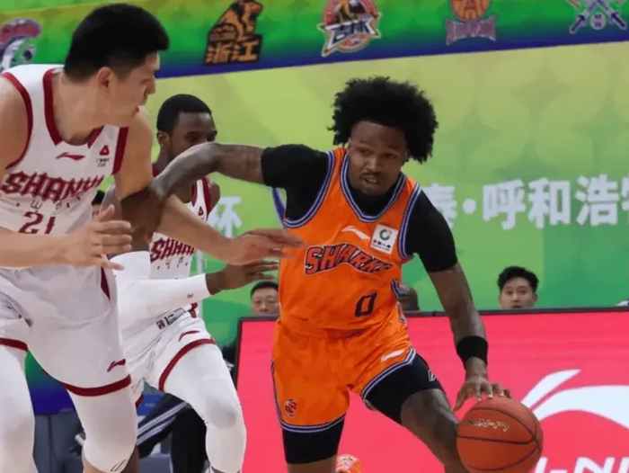 上海男篮主场力克青岛 三喜一忧显阵容深度