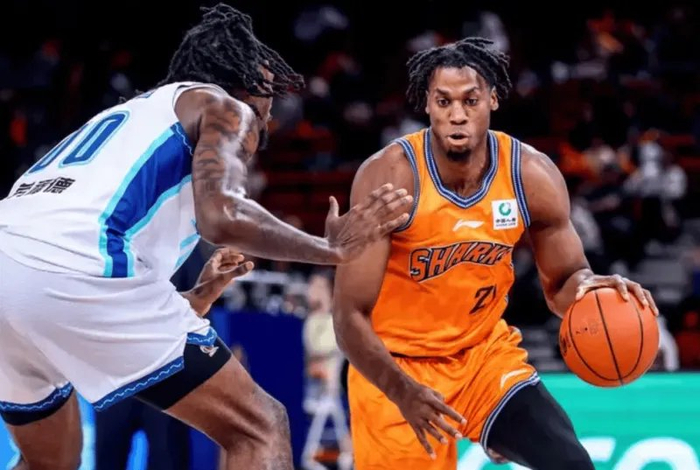 上海男篮主场力克青岛 三喜一忧显阵容深度