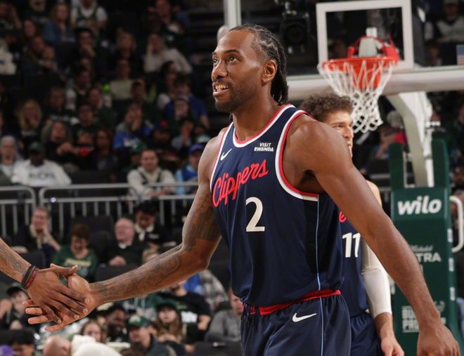 快船力克国王重登西部第八 伦纳德26分引领逆转